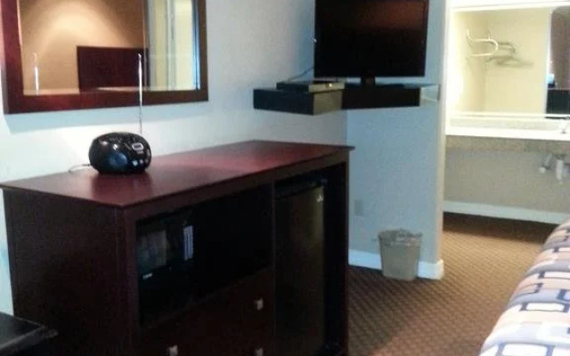 photo 5 of Palace Inn - Westoaks