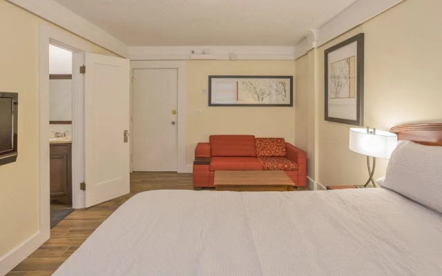 photo 2 of Palm Grove Inn