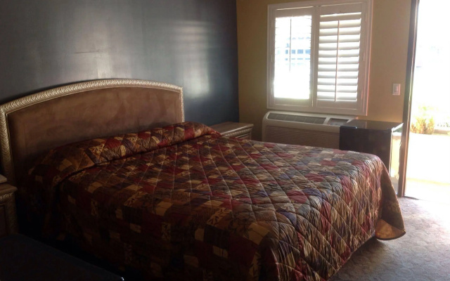 photo 2 of Palms Motel