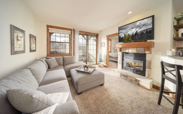 photo 2 of Palomino At Kicking Horse 2 Bedroom Cabin by Redawning
