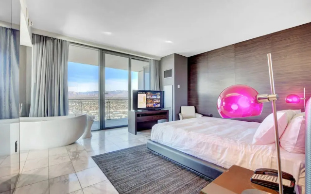 photo 3 of Panoramic Room on 36 floor