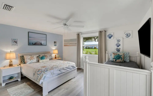 photo 5 of Paradise Beach House 3 Bedroom Home by Redawning