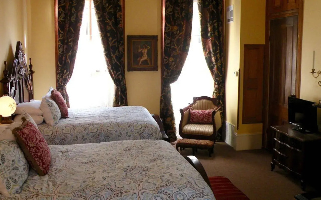 photo 4 of Parisian Courtyard Inn