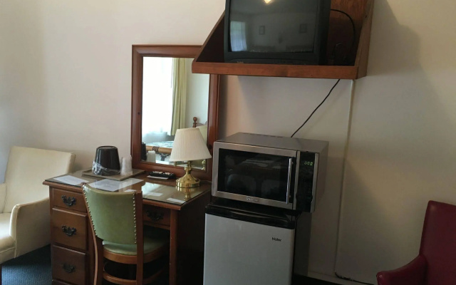 photo 2 of Parkway Inn