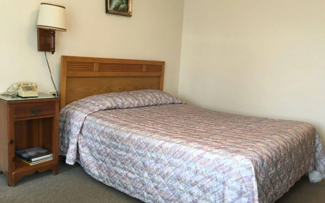 photo 3 of Parkway Inn