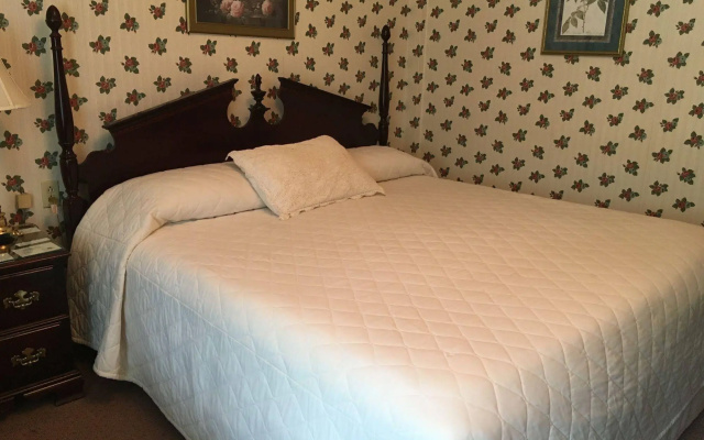 photo 4 of Parkway Inn