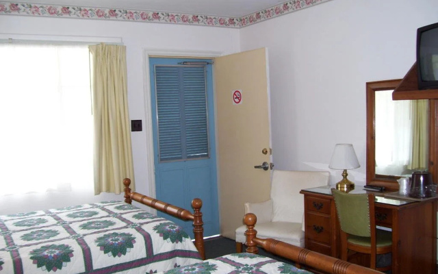photo 5 of Parkway Inn