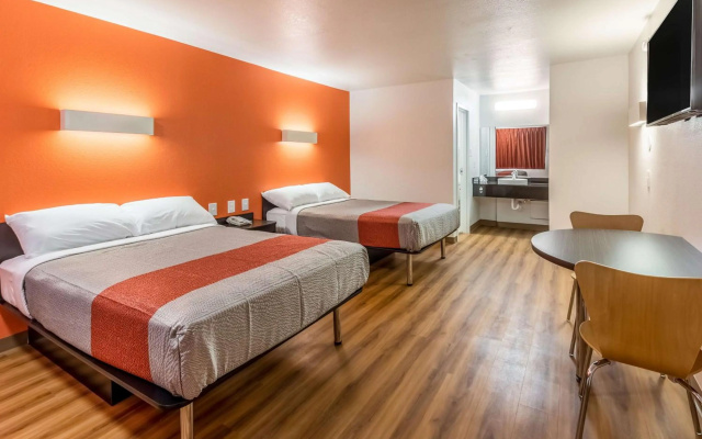 photo 2 of Motel 6 Arlington, TX - UTA