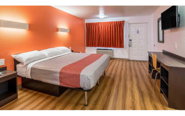 photo 5 of Motel 6 Arlington, TX - UTA