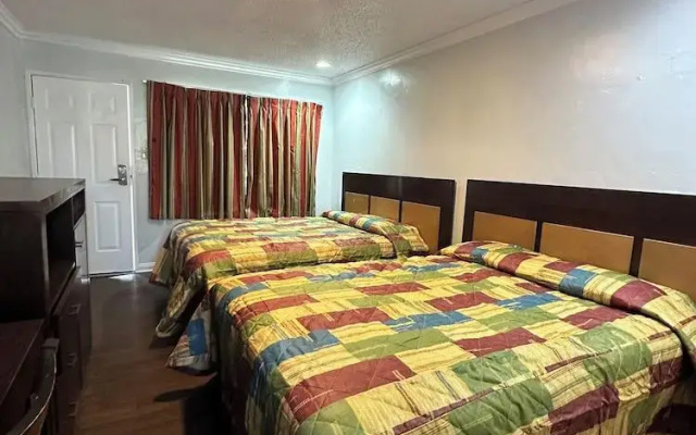 photo 4 of Heritage Inn