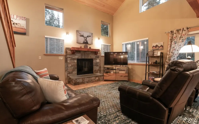 photo 2 of Paws in the Mountains Holiday home 2 NW Comfy Cabins