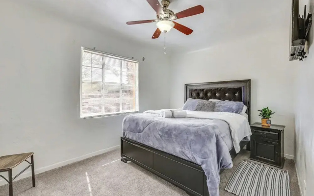 photo 3 of Peaceful & Bright Condo: 4 Mi to Downtown Phoenix!
