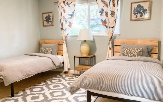 photo 3 of Peaceful Glen Ellen 3br W/ Deck, Garden & Parking! 3 Bedroom Home by RedAwning