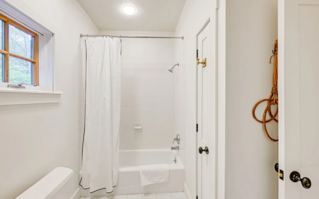 photo 5 of Peaceful Vacation Rental w/ Deck: 5 Mi to Cashiers