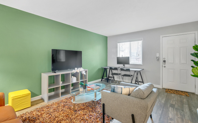 photo 2 of Pearl Location ✔Fast Wifi + Free Parking  ✔Modern Living