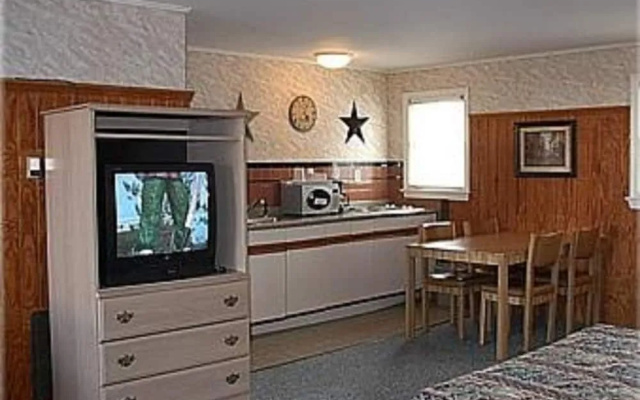 photo 2 of Pelican Point Motel