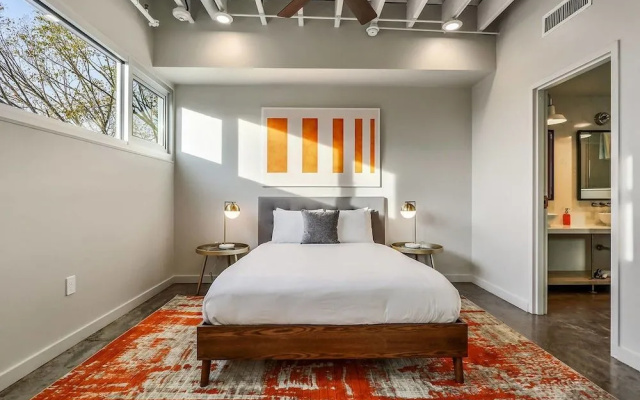photo 4 of Penthouse 2br/2ba in Warehouse Dist. by Domio