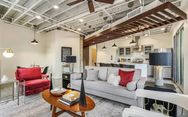 photo 5 of Penthouse 2br/2ba in Warehouse Dist. by Domio