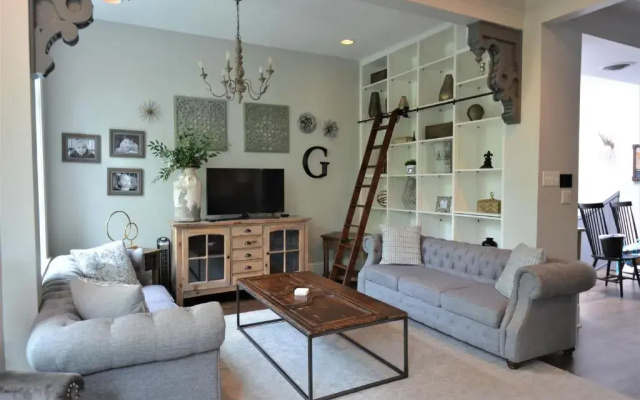 photo 5 of Penthouse Level, Stunning Wrigley Stay