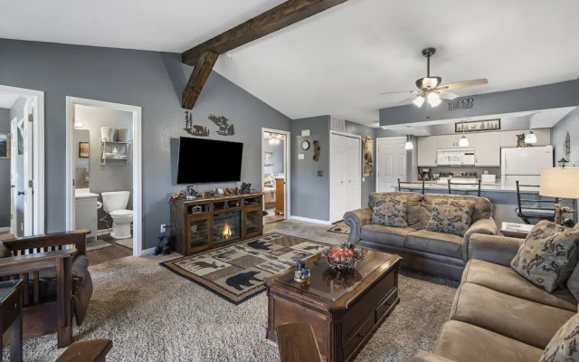 photo 4 of Penthouse Lodge - In Heart of Ozarks!