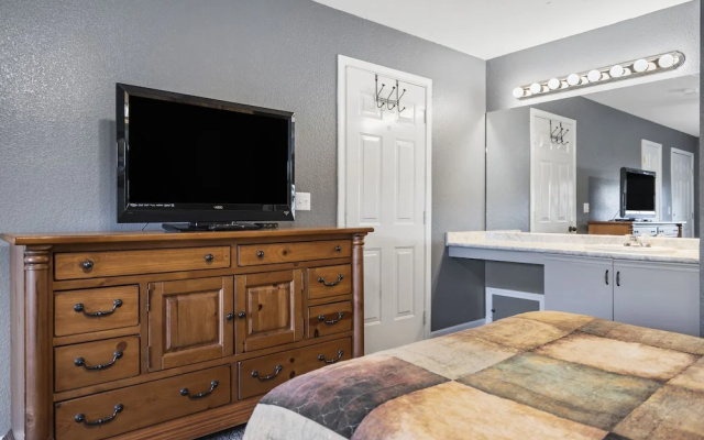photo 5 of Penthouse Lodge - In Heart of Ozarks!