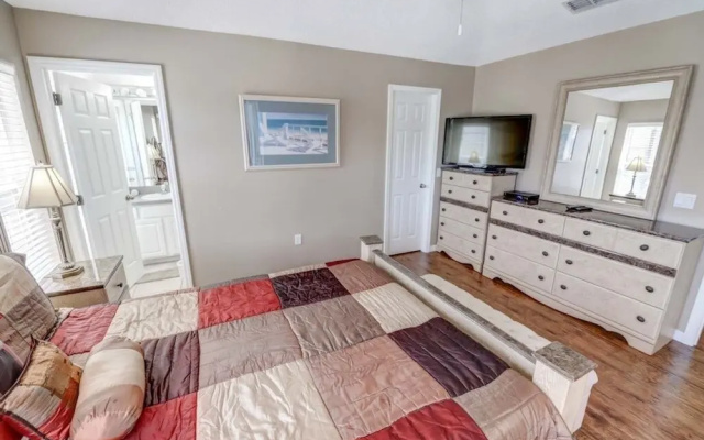 photo 2 of Perfect Family South Facing Pool Sun All Day! 4 Bedroom Home