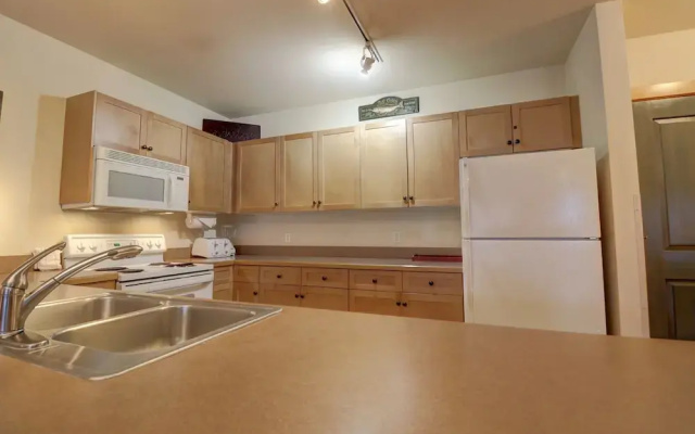 photo 4 of Perfect Ski Condo Steps from the Super Bee & Golf Course - CS325 by Redawning