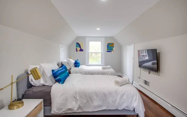 photo 3 of Pet Friendly 3BR Arlington Close to Metro Fast Wifi