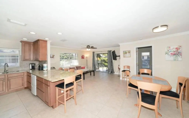 photo 2 of Pet-Friendly, King Bed, Close to Siesta Beach, Restaurants, Shopping