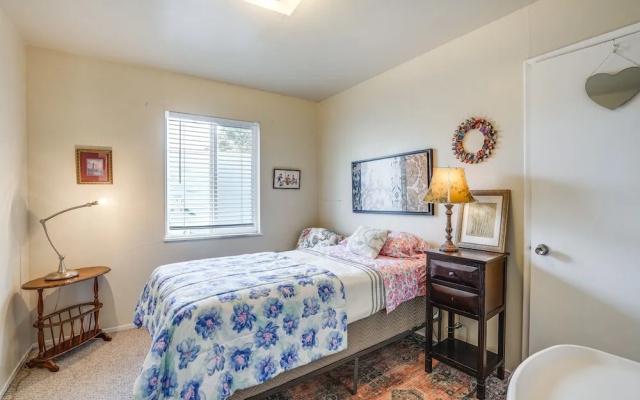 photo 3 of Pet-friendly Apartment: 1 Mi to Lake Merritt!
