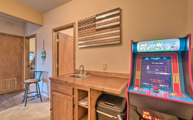 photo 2 of Pet-friendly Branson West Lodge w/ Hot Tub!