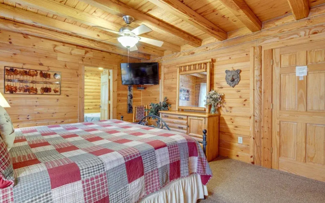 photo 3 of Pet-friendly Cabin w/ Loft: 5 Mi to Lake Lure!