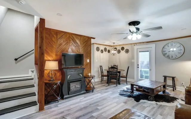 photo 2 of Pet-friendly Granbury Home w/ Yard, Near Downtown!