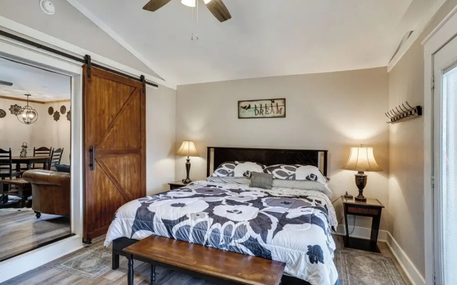 photo 4 of Pet-friendly Granbury Home w/ Yard, Near Downtown!