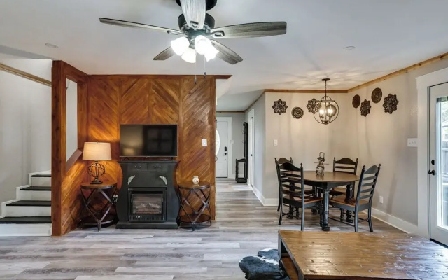 photo 5 of Pet-friendly Granbury Home w/ Yard, Near Downtown!