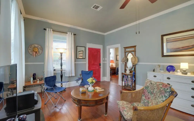 photo 2 of Pet-friendly Home w/ Yard: 3 Mi to Dtwn Houston!