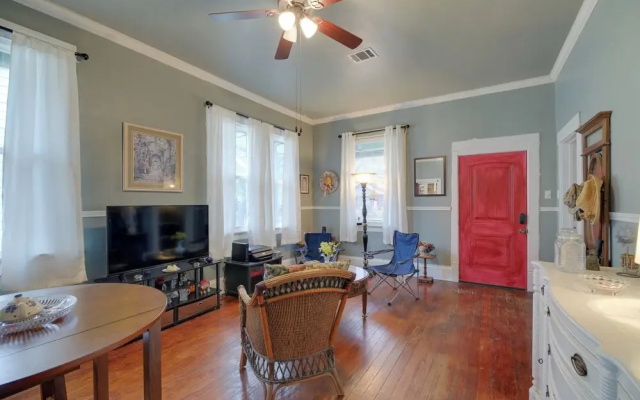 photo 3 of Pet-friendly Home w/ Yard: 3 Mi to Dtwn Houston!