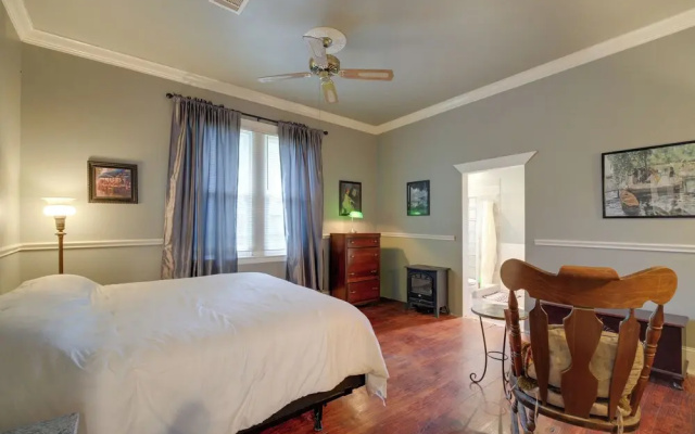 photo 4 of Pet-friendly Home w/ Yard: 3 Mi to Dtwn Houston!