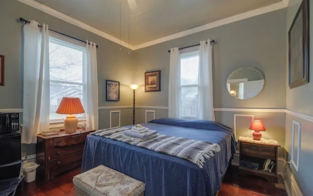 photo 5 of Pet-friendly Home w/ Yard: 3 Mi to Dtwn Houston!