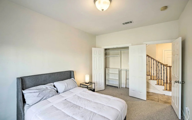 photo 2 of Pet-friendly Houston Home - 3 Mi to NRG Stadium!