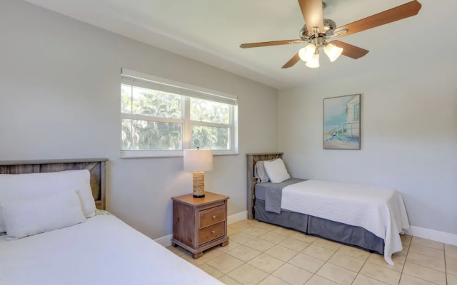 photo 2 of Pet-friendly Palm Beach Pad - 1 Mi to the Ocean!