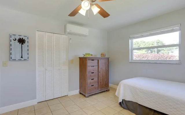 photo 3 of Pet-friendly Palm Beach Pad - 1 Mi to the Ocean!