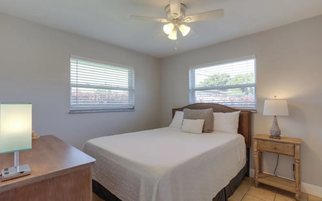 photo 4 of Pet-friendly Palm Beach Pad - 1 Mi to the Ocean!