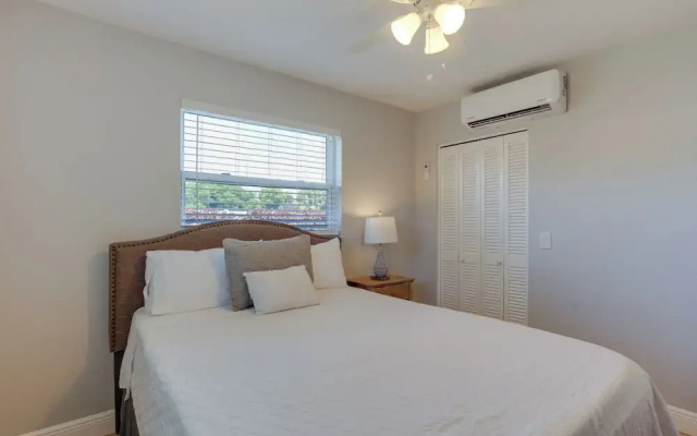 photo 5 of Pet-friendly Palm Beach Pad - 1 Mi to the Ocean!