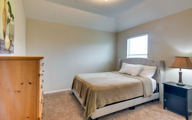photo 5 of Pet-friendly Pearland Home ~ 21 Mi to Houston!