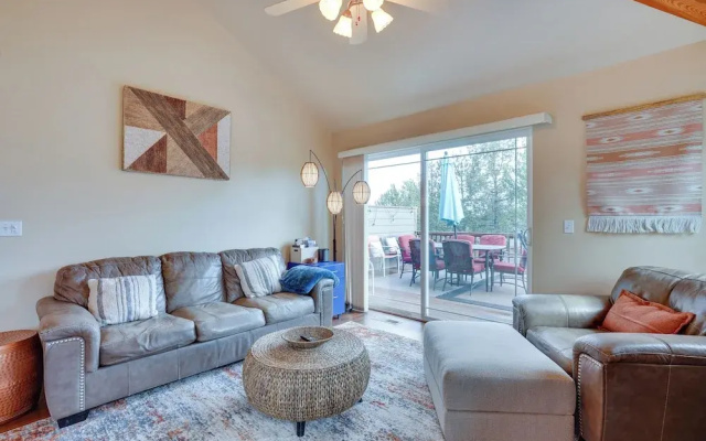photo 2 of Pet-friendly Townhome w/ Hot Tub in Redmond!
