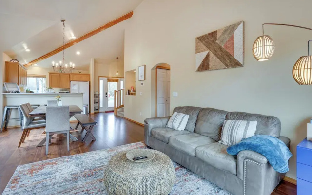 photo 3 of Pet-friendly Townhome w/ Hot Tub in Redmond!