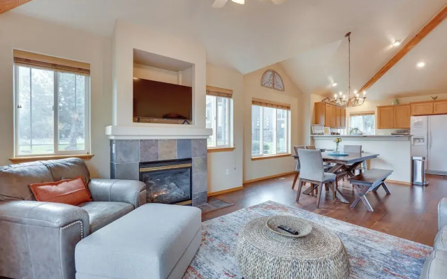 photo 4 of Pet-friendly Townhome w/ Hot Tub in Redmond!