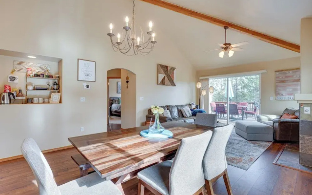 photo 5 of Pet-friendly Townhome w/ Hot Tub in Redmond!