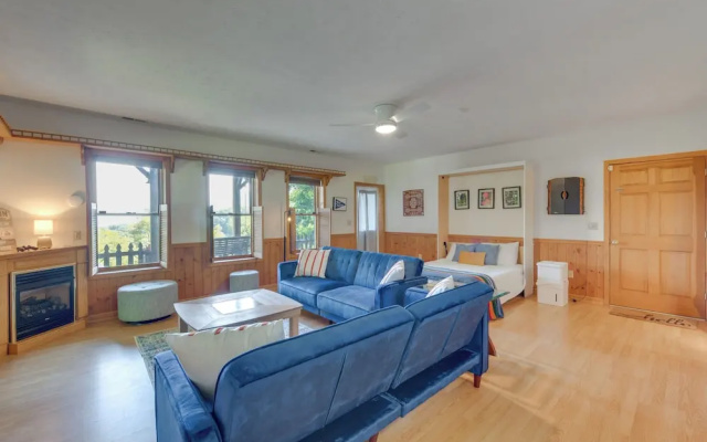 photo 3 of Pet-friendly Waynesville Retreat w/ Hot Tub!